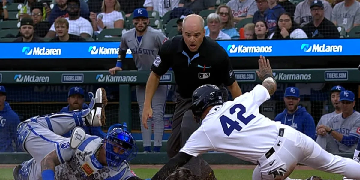 Javier Báez Defies Gravity, Eludes Tag with "El Mago" Masterpiece at Comerica Park